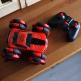 Dynamiczne akrobacje samochodu z elastycznymi oponami.