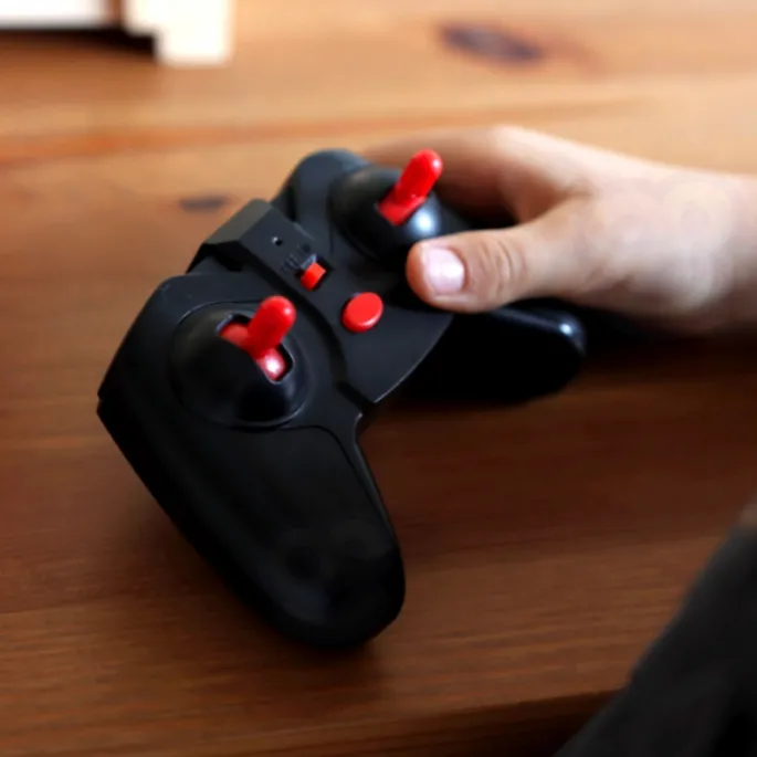 Bezpieczne auto RC dla dzieci od 3 roku życia.