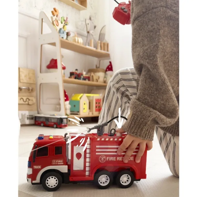 Dziecko bawi się wozem strażackim z pilotem RC