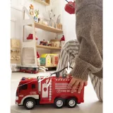 Dziecko bawi się wozem strażackim z pilotem RC