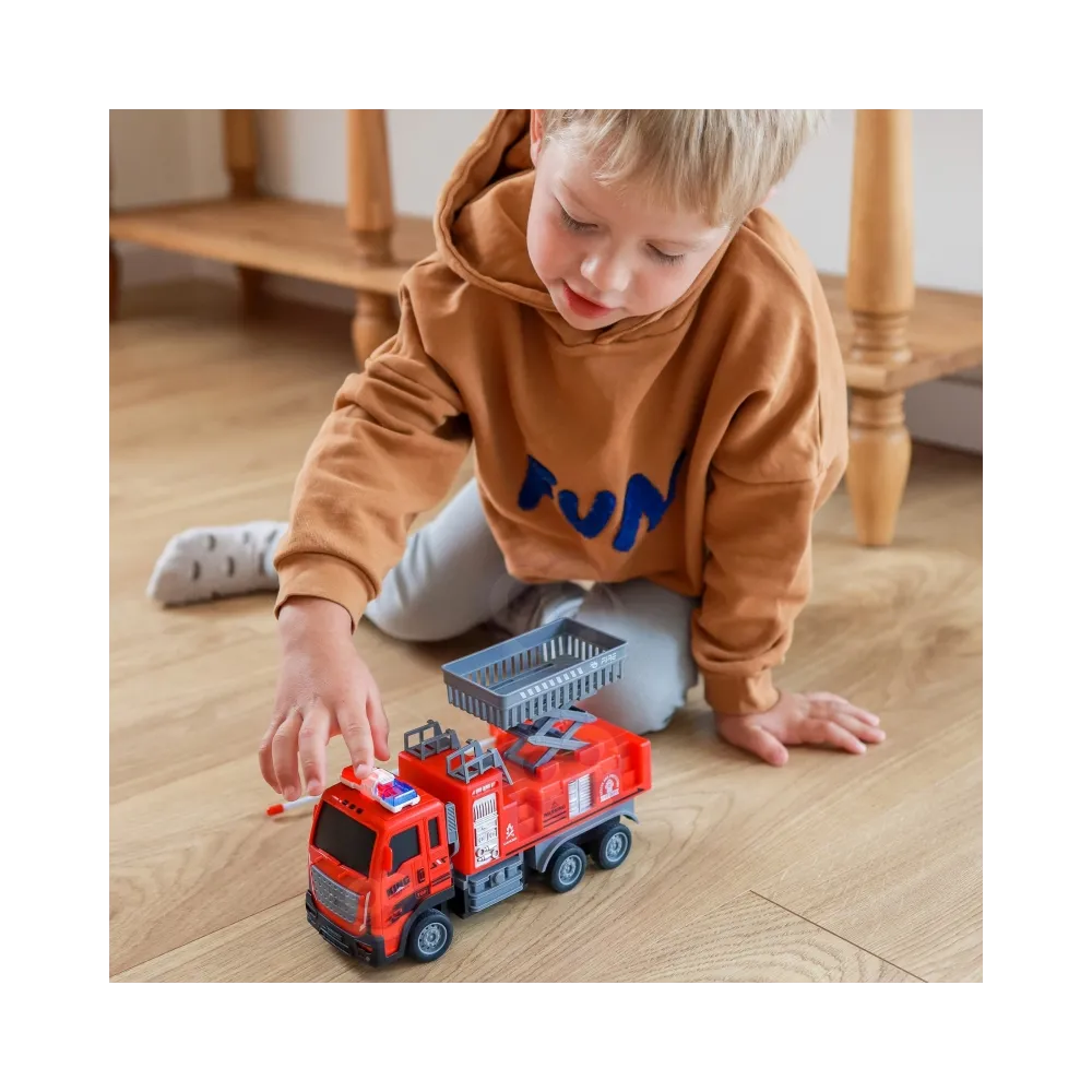 dzieci bawią się wóz strażackim z pilotem