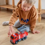 dzieci bawią się wóz strażackim z pilotem