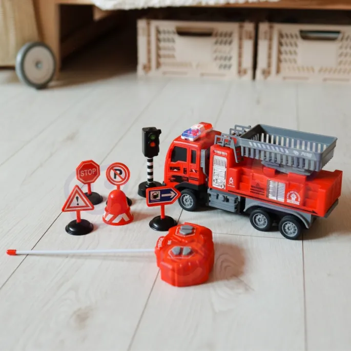 zestaw wozu strażackiego z akcesoriami drogowymi