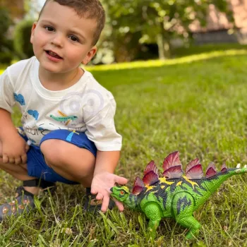 Dzieci bawią się z robotycznym Stegozaurem
