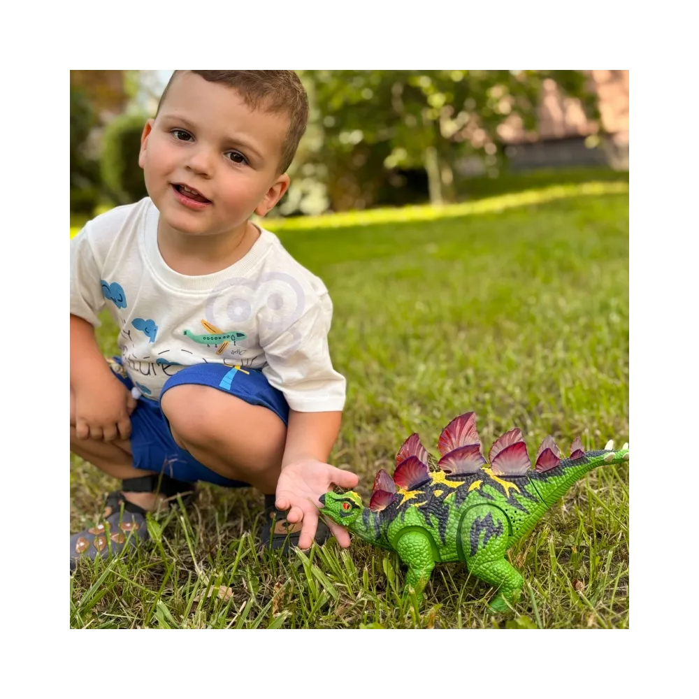 Dzieci bawią się z robotycznym Stegozaurem