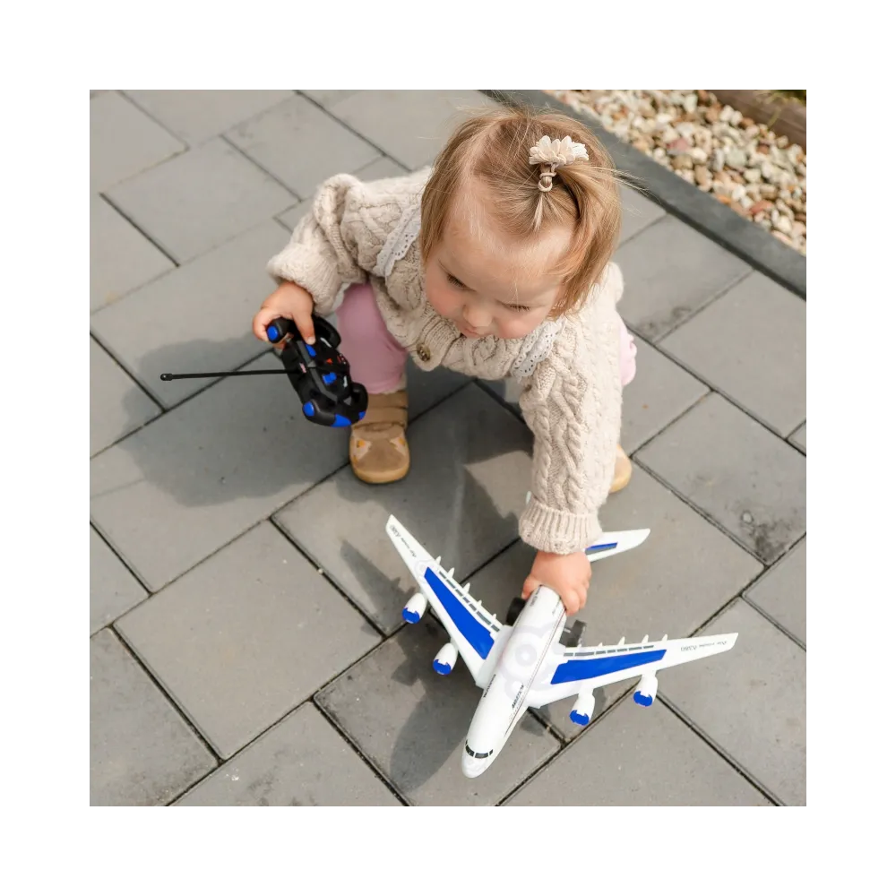 Zdalnie sterowany samolot w biało-czerwonym designie