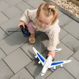 Zdalnie sterowany samolot w biało-czerwonym designie