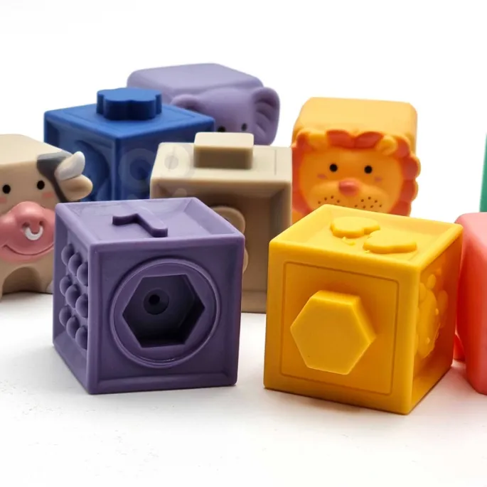 Kolorowe klocki sensoryczne dla dzieci powyżej 12 miesiąca.