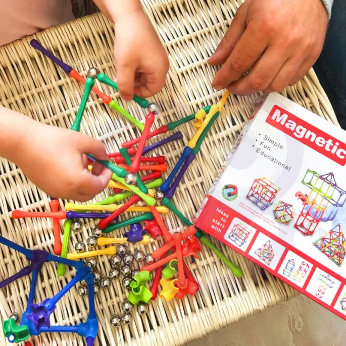 Metalowe kulki i patyczki do tworzenia konstrukcji