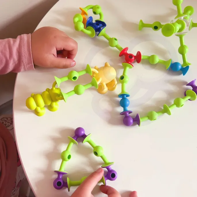 Bezpieczne klocki z przyssawkami – kreatywna zabawa