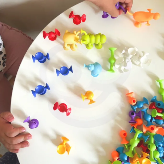 Edukacyjne klocki silikonowe – rozwijają zdolności manualne