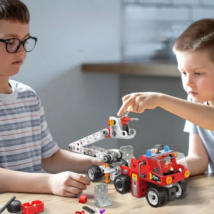 Czerwono-białe elementy pojazdów ratunkowych.