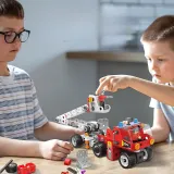 Czerwono-białe elementy pojazdów ratunkowych.