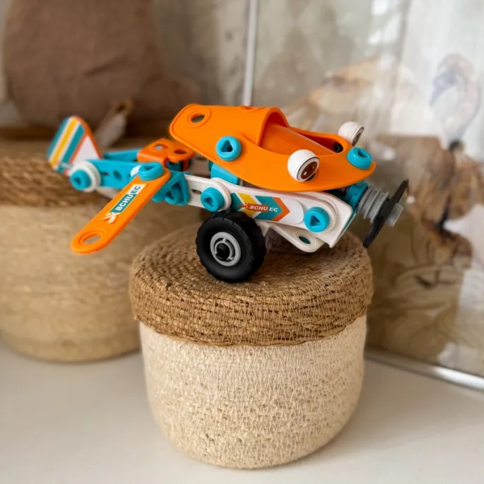 Personalizacja modelu samolotu dzięki dekoracyjnym naklejkom