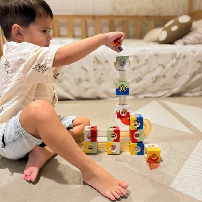 Tor kulkowy z klockami i naklejkami