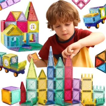 Magnetyczne klocki konstrukcyjne 3D w różnych kolorach na stole