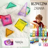 Dziecko buduje kreatywne konstrukcje z klocków magnetycznych