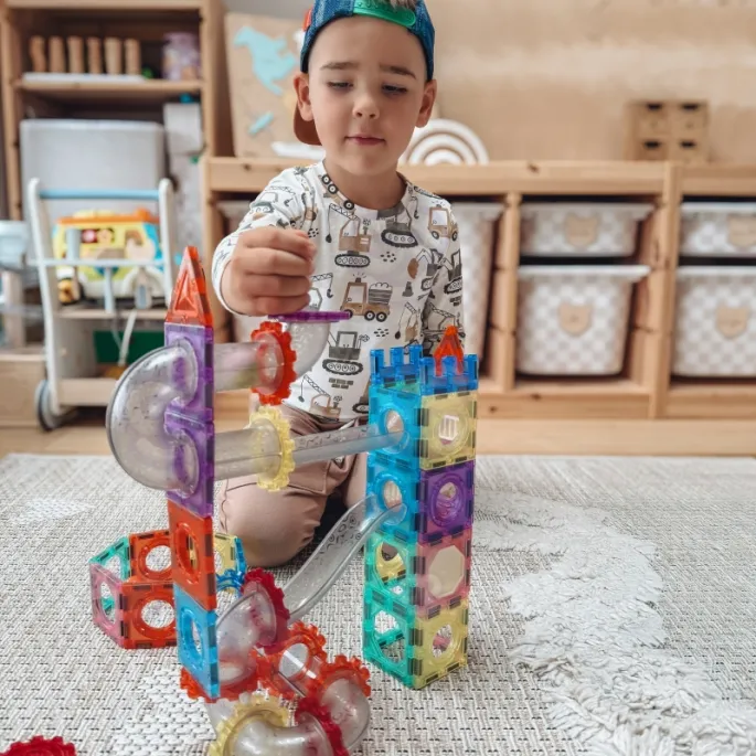 Wielopoziomowy tor kulkowy z magnetycznych elementów