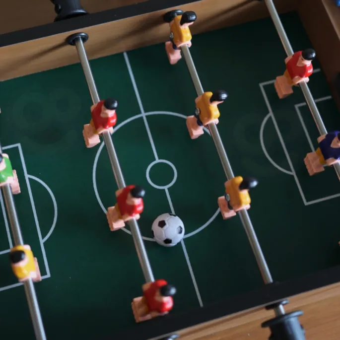 aktywny stół do gry w piłkarzyki dla maluchów