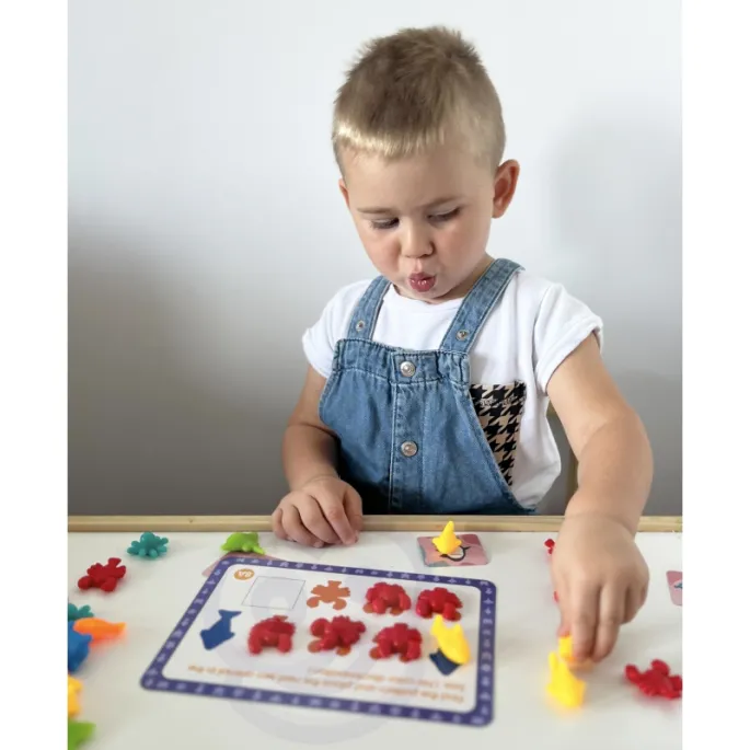 Edukacyjny sorter kolorów i liczb z karty z zadaniami