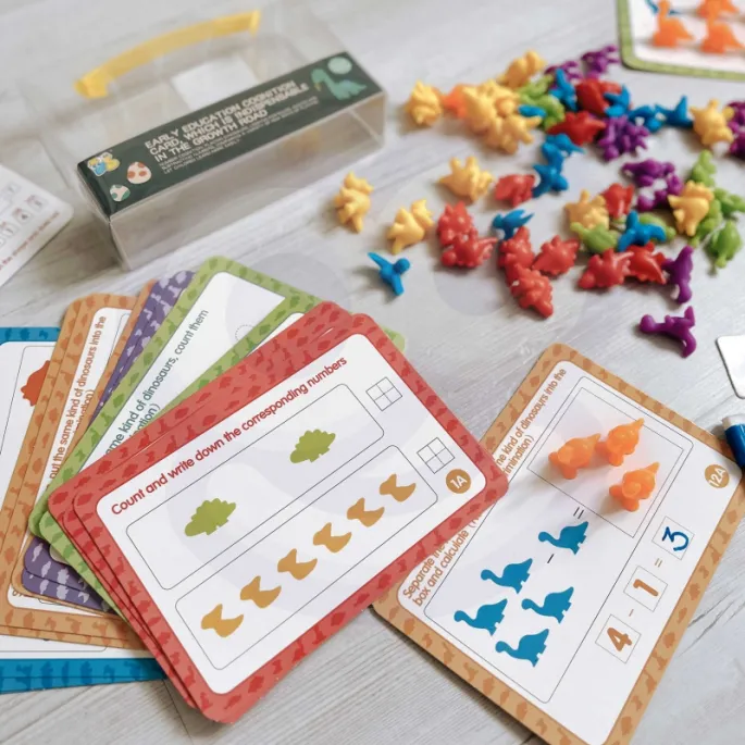 Kolorowe figurki dinozaurów w zestawie edukacyjnym.