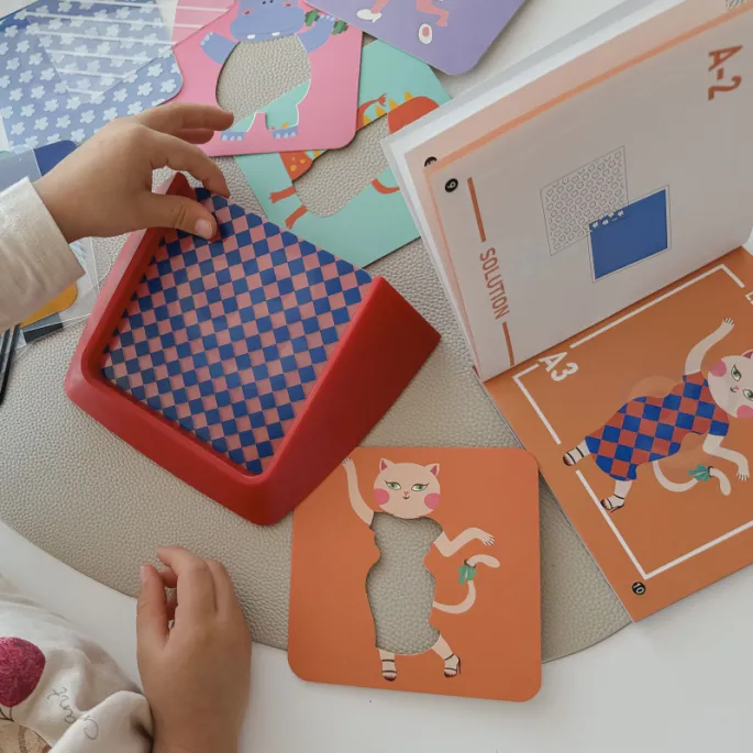 Układanie wzorów w grze Mała Projektantka Mody to świetna zabawa.