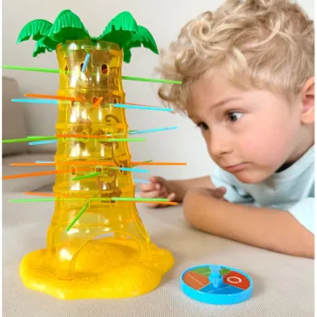 Zbliżenie na małpki umieszczone wewnątrz drzewa podczas gry