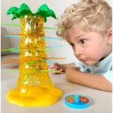 Zbliżenie na małpki umieszczone wewnątrz drzewa podczas gry