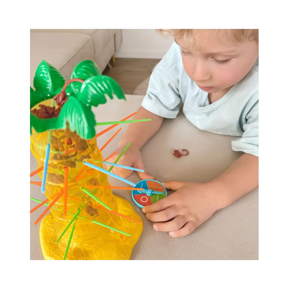 Dzieci wyciągające patyczki z palmy w grze Woopie Upadające Małpki