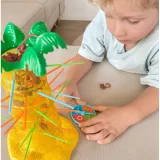 Dzieci wyciągające patyczki z palmy w grze Woopie Upadające Małpki