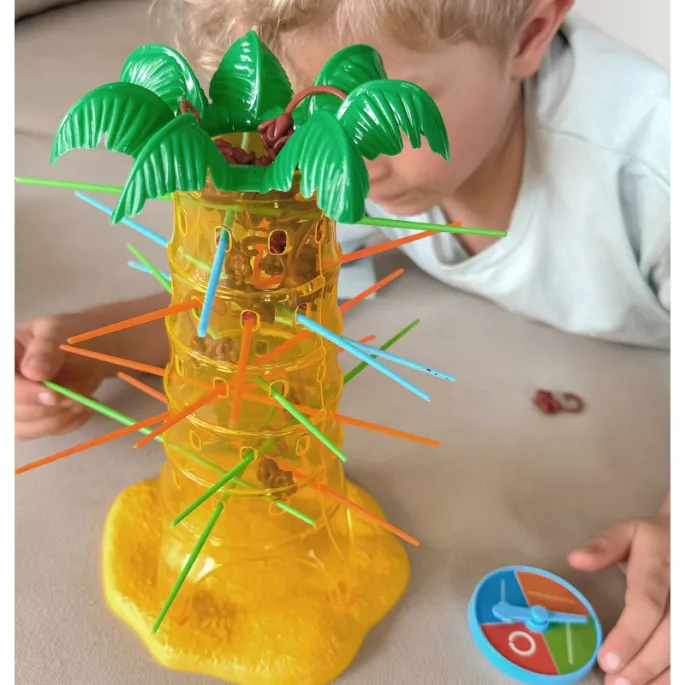 Elementy gry: małpki, patyczki i palma w zestawie