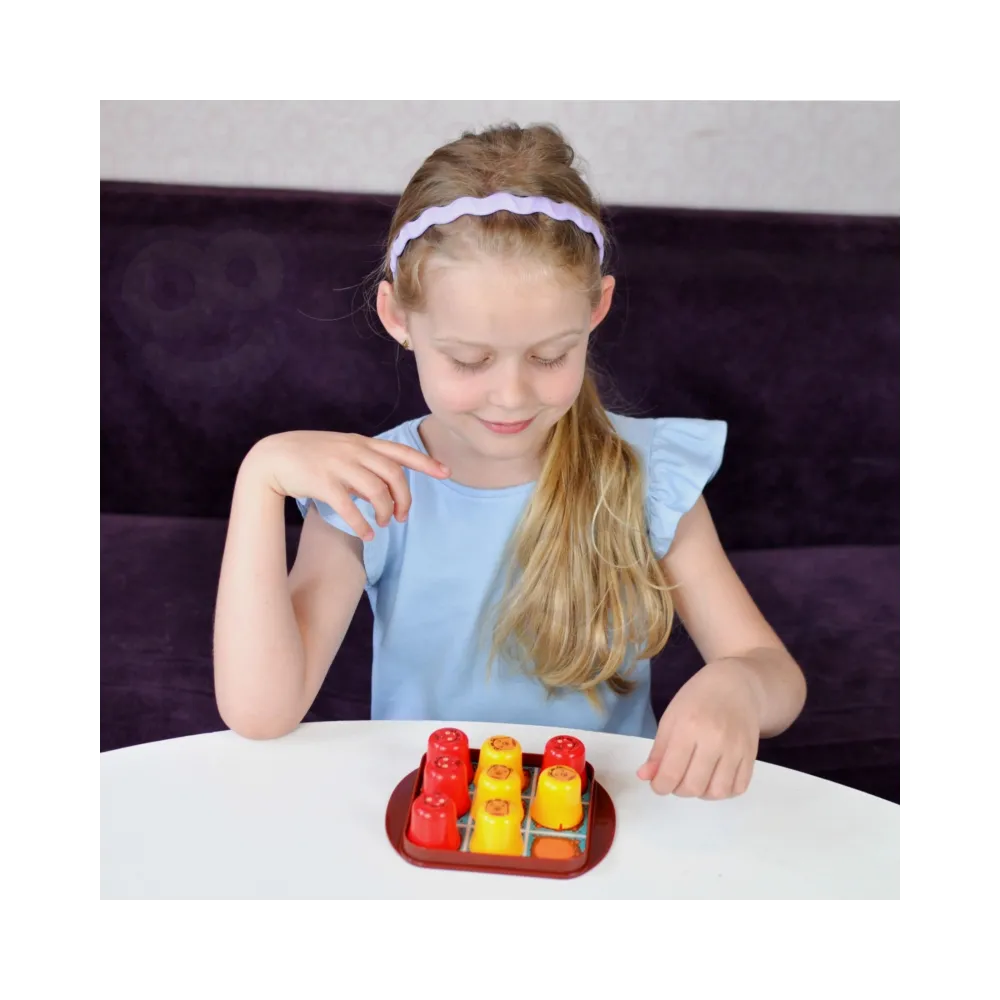 Kolorowe elementy gry Kółko i Krzyżyk WOOPIE IQ na stole