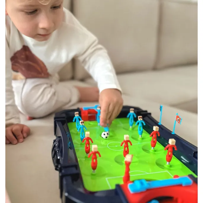 Zabawkowe piłkarzyki w formie stołu do gry