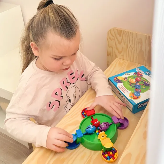 Interaktywna gra z żabkami i krokodylkami