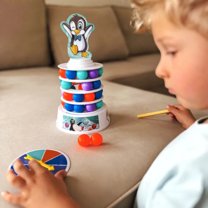 Chwiejąca się wieża z pingwinem - emocjonująca gra dla graczy.