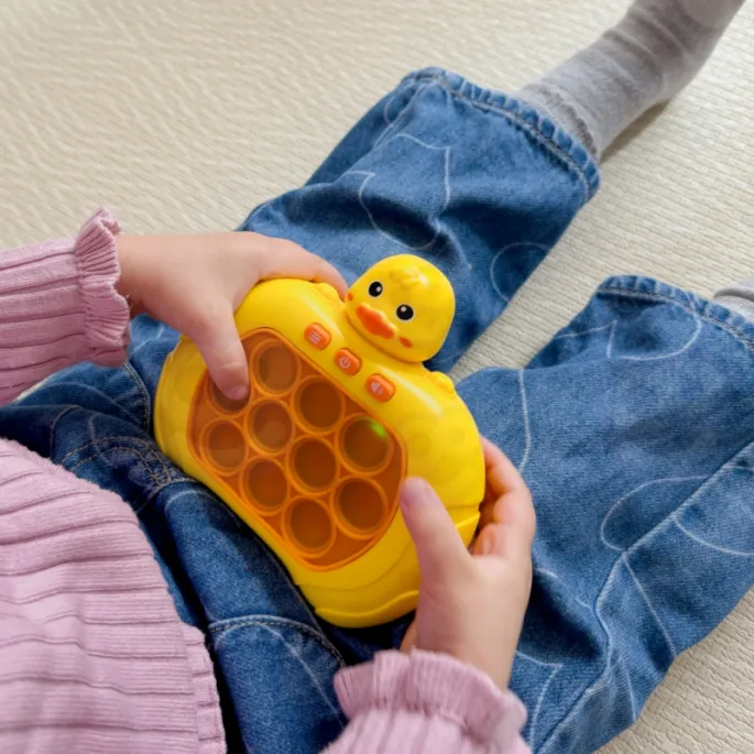 Radosna zabawa z interaktywną kaczką pop it