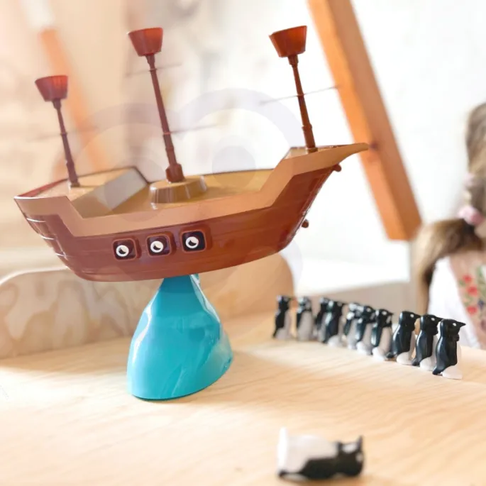 Emocjonująca zabawa z kolorowymi pingwinami na balansującym statku.