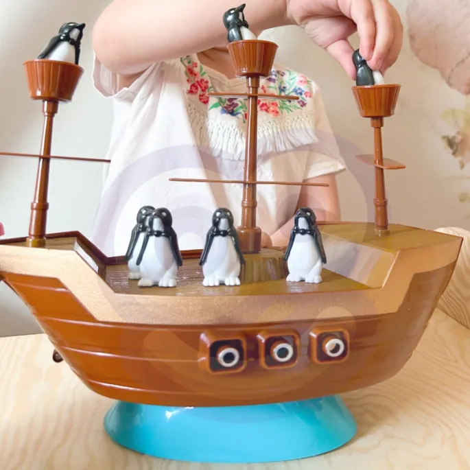 Idealna gra dla 2 do 4 graczy, rozwija umiejętności manualne.