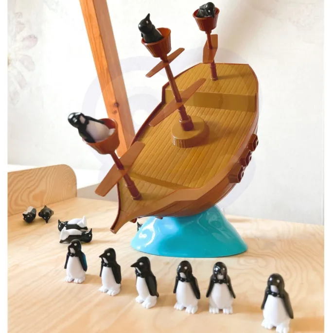 Zestaw zawiera 16 pingwinów oraz piracki statek z masztami.