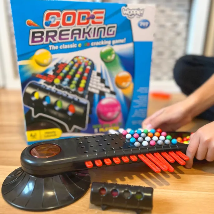 Kreatywna gra rodzinna z kolorowymi pionkami.