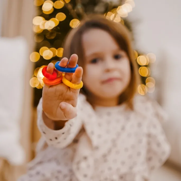 Gra FINGER GAMES rozwija logiczne myślenie i spostrzegawczość.