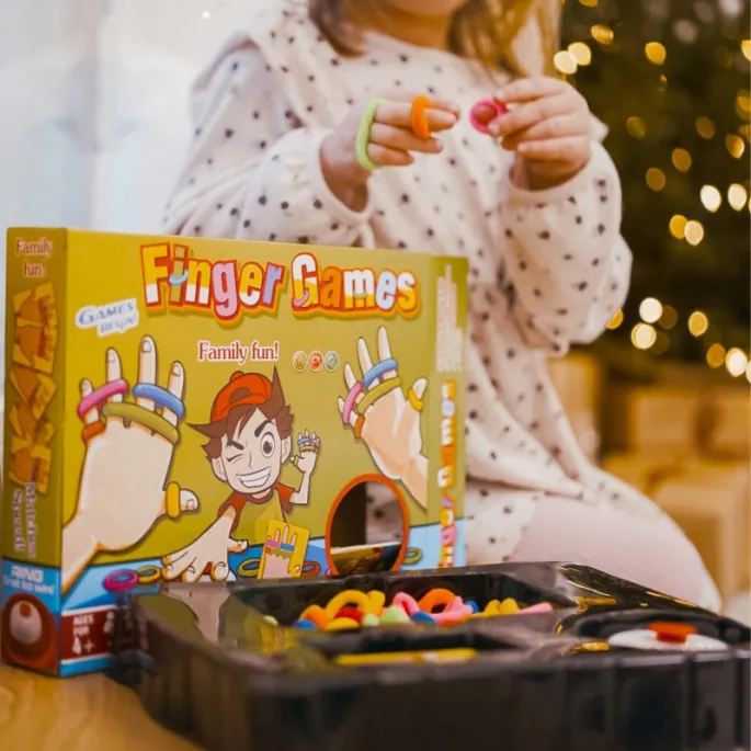 Zestaw 24 kart i dzwonka w grze FINGER GAMES.