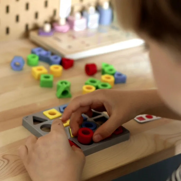 Zestaw z kartami i figurami do edukacyjnej zabawy.