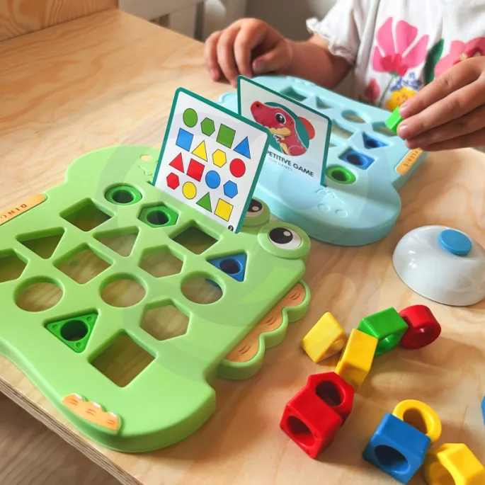 Dzieci grają w układankę WOOPIE z dzwonkami