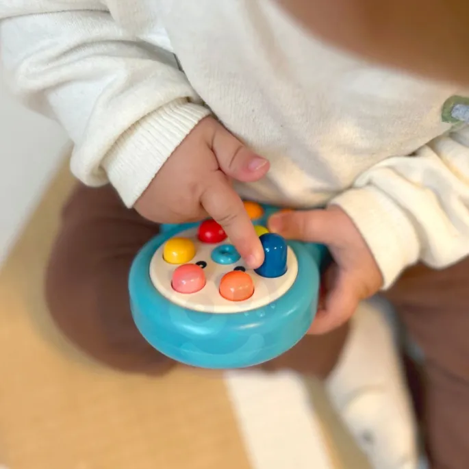 Zestaw do gry z planszą w kształcie ośmiornicy i miękkimi przyciskami.