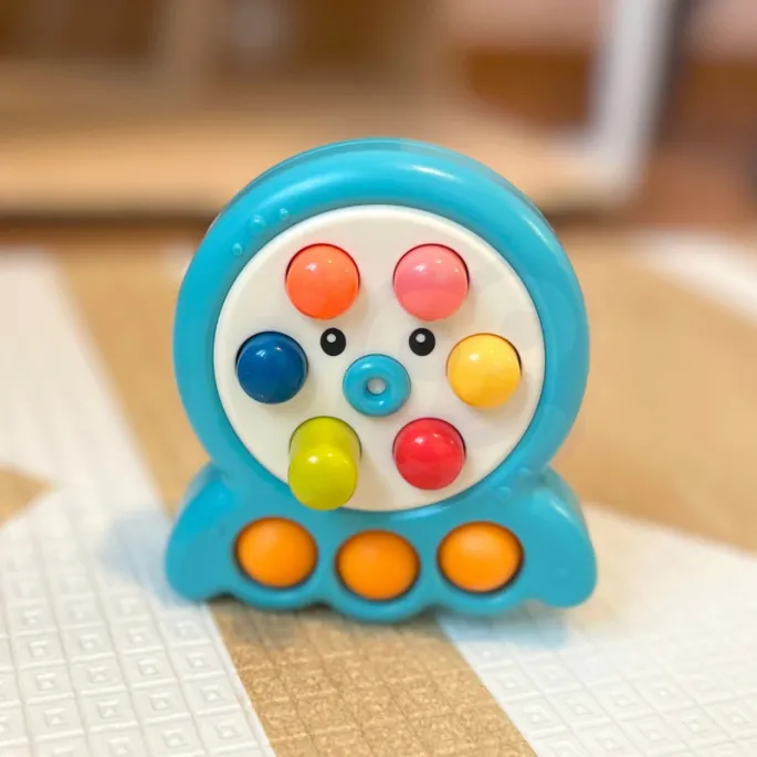 Sznurek do przenoszenia wbijanki Kreta Woopie dla łatwiejszej zabawy.