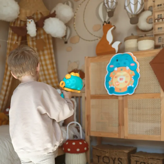 Rzutki z dinozaurem w kolorowej tarczy