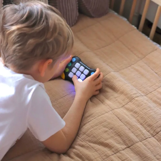 Zróżnicowane tryby gry w zabawce Pop-It dla maluchów