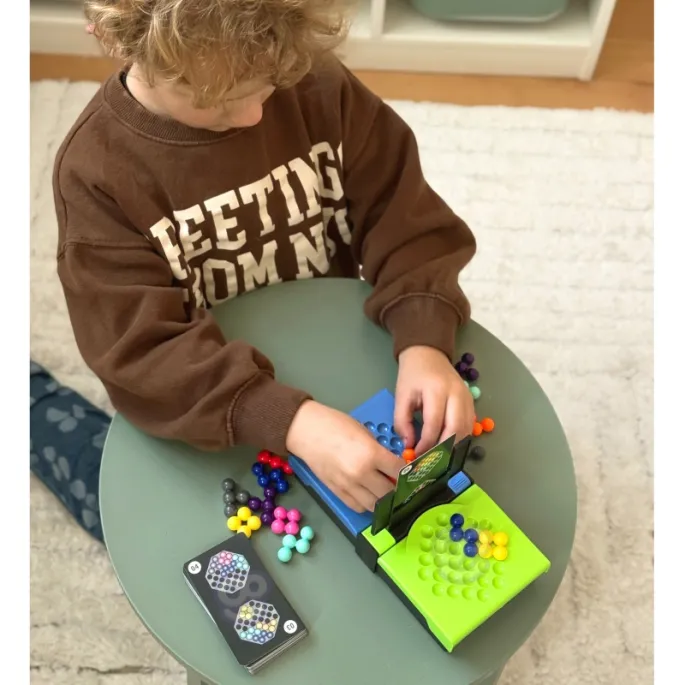 Gracze rywalizują w grze logicznej WOOPIE IQ.