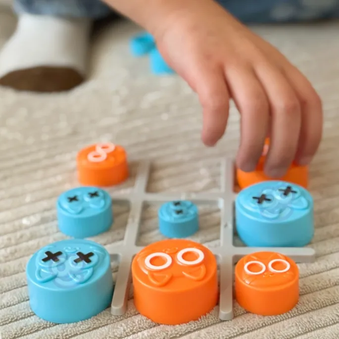 Kolorowa plansza do zabawy dla dzieci.